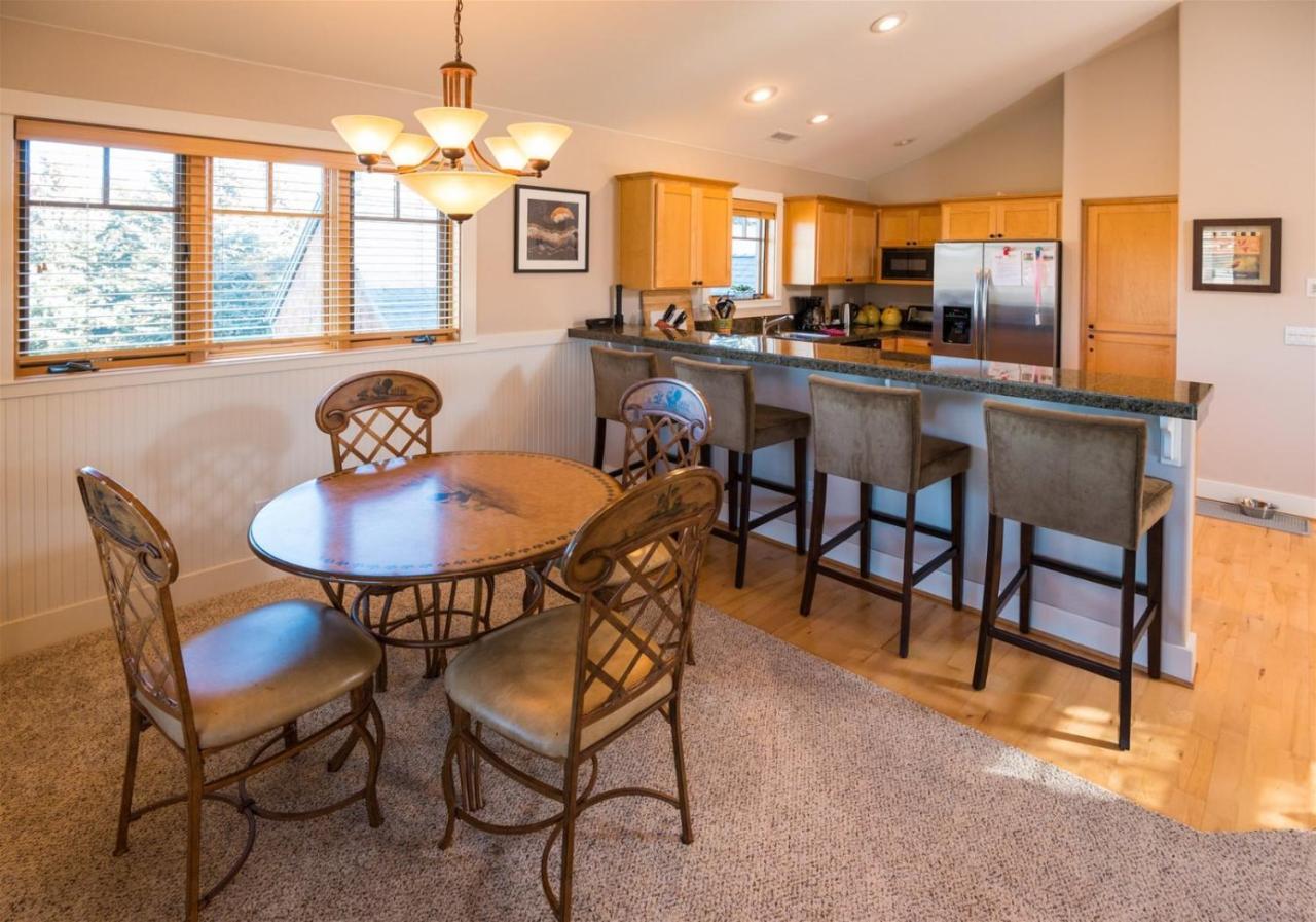 Riley's Mountain View Apartment Sisters