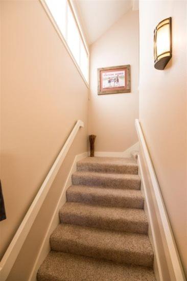 Riley's Mountain View Apartment Sisters