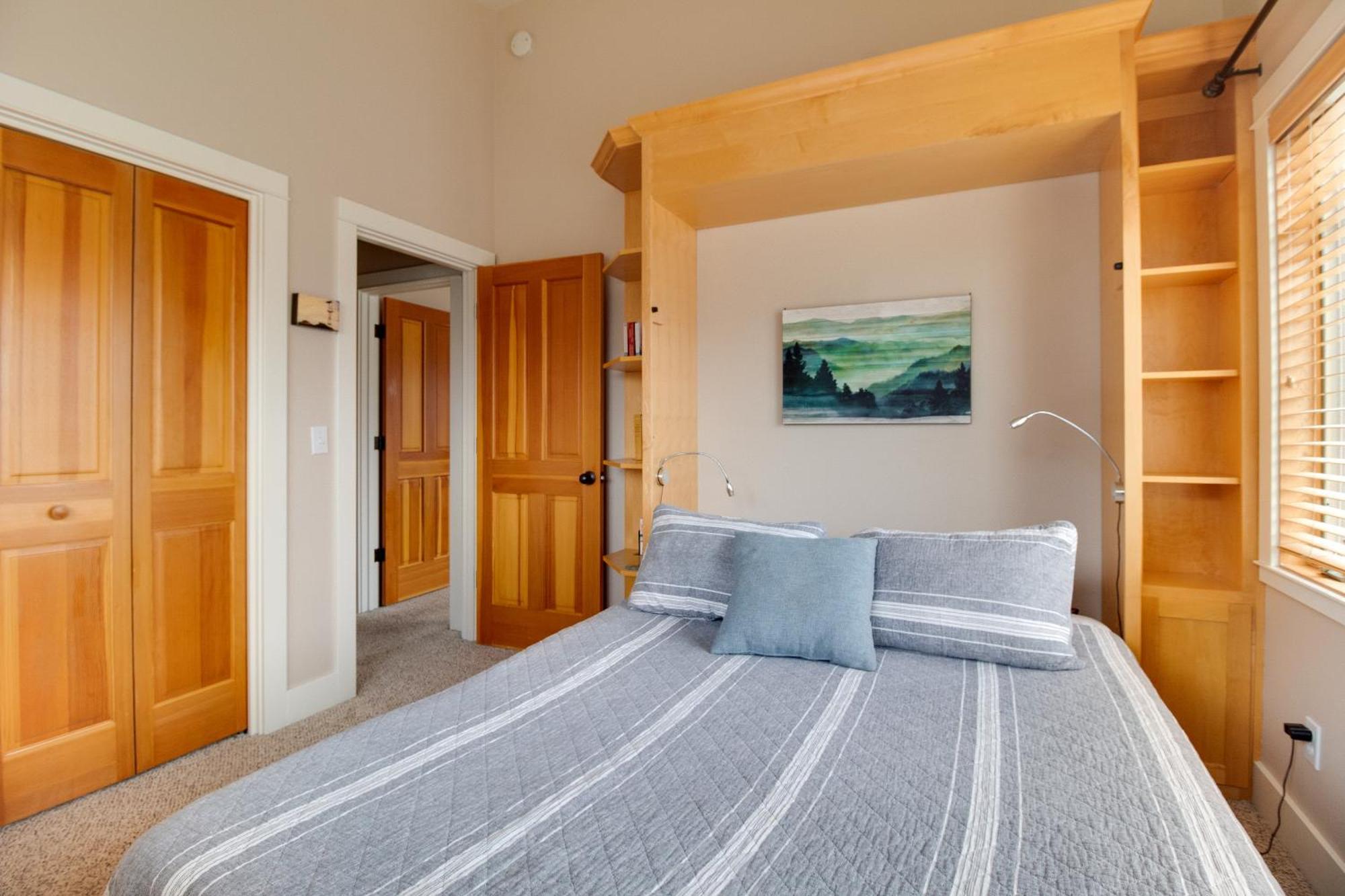 Riley's Mountain View Apartment Sisters